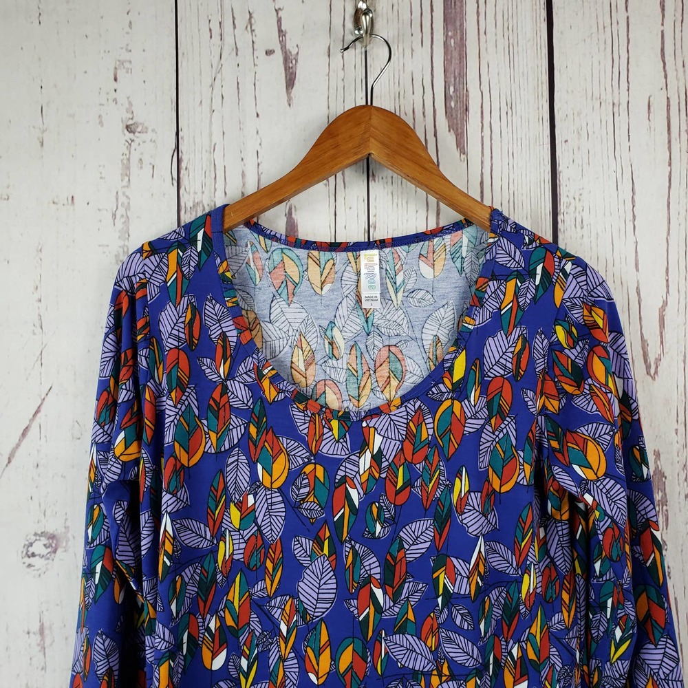 LulaRoe Lynnae Top Womens Size Small Long Sleeve Floral Scoop Neck Blue NWT - Picture 2 of 7